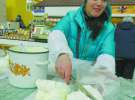 35-річна Ольга Літвінова продає сметану та домашній сир на вінницькому ринку Урожай. Молочні продукти за тиждень подорожчали. Найбільше сир – на десять гривень. Продавець каже, ціни почнуть знижуватися у березні