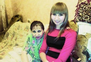 Наталія Амбіцька з Тернополя сидить біля матері Ольги. Через доброякісну пухлину в жінки відмовили ноги