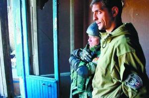 Михайло Толстих (Ґіві) з бойовиком Арсенієм Павловим на прізвисько Моторола, якого підірвали в ліфті його будинку торік у вересні