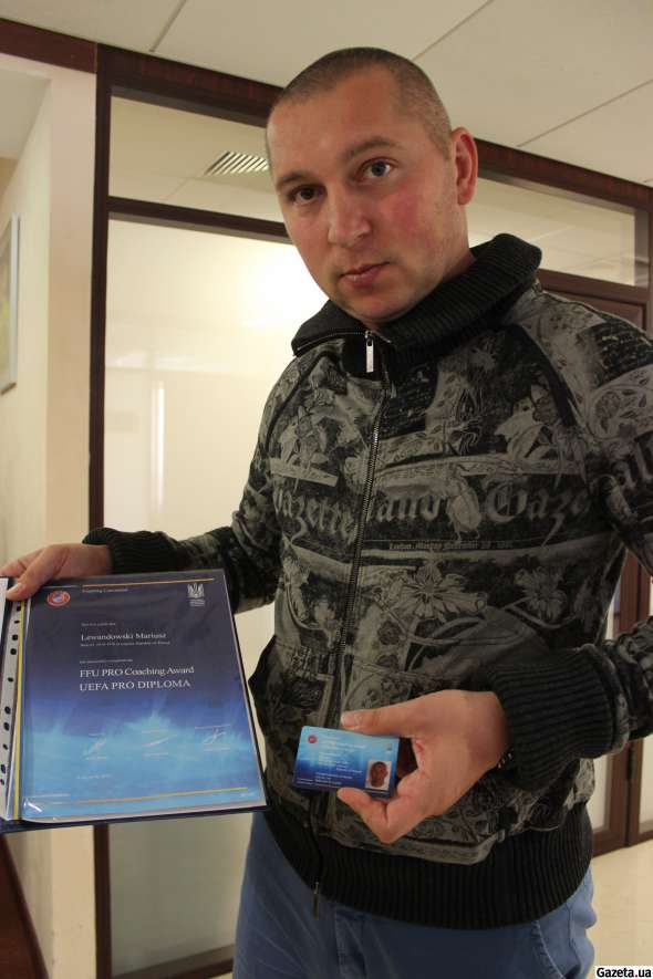 Мариуш Левандовски показывает свою тренерскую лицензию