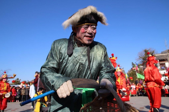 Мужчина в костюме на празднике Чуньчзе