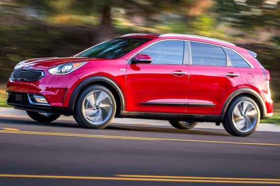 Гибрид Kia Niro потребляет 3,8 л на трассе и 5,8 л в городе.