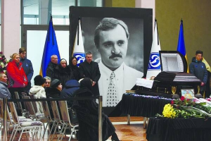 Із колишнім воротарем київського ”Динамо” та збірної СРСР Віктором Чановим прощаються в спорткомплексі ”Олімпійському”. Його поховали на Байковому кладовищі у столиці. Місце там допоміг знайти екс-спікер парламенту Володимир Литвин