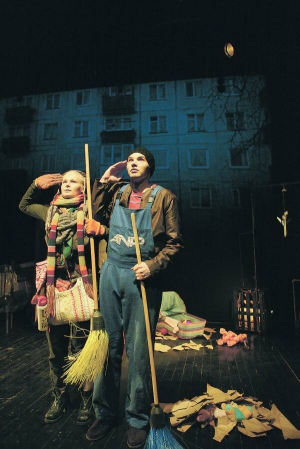 Актори Молодого театру Ігор Лагай і Марина Кошкіна у виставі ”Гагарін і Барселона” зіграли двірників. Щоб потрапити в Іспанію, їхні герої захопили літак