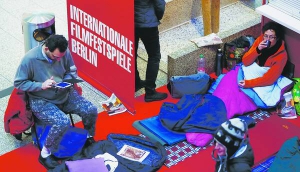 Глядачі ночують біля кас Берлінського кінофестивалю. Квитки коштують від 1,5 до 95 євро, це приблизно від 33 до 2750 гривень