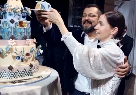Олена Ахмадуліна та Сергій Макаров ріжуть весільний торт