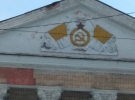 Серп и молот на стенах дома в Славянске.