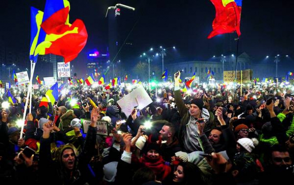 Демонстранти одночасно ввімкнули екрани мобільних телефонів і ліхтарики на акції протесту в Бухаресті, Румунія, 5 лютого 2017 року. Щогодини співали національний гімн 