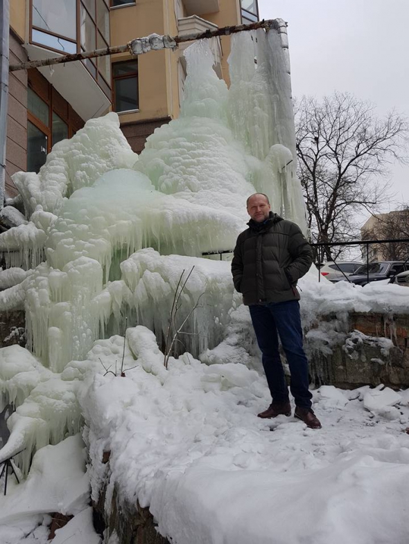 Нардеп Борислав Береза возле ледяной глыбы на ул. Франко, 15а