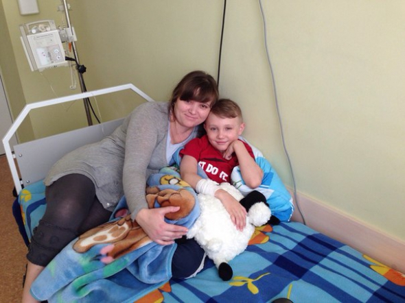 Владислав Олексенко з міста Червонозаводське на Полтавщині три роки хворіє на рак крові. Його мама витратила величезні суми на лікування, хлопчику зробили пересадку кісткового мозку.