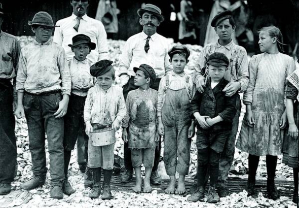 20 лютого 1911-го, працівники фабрики сортування креветок в американському місті Білоксі, штат Міссісіпі. Наймолодшому – 5 років. Фото зробив Льюїс Гайн (1874–1940). Він досліджував експлуатацію дітей на виробництві. Щоб потрапити на промислові підприємства, називався страховим агентом або проповідником