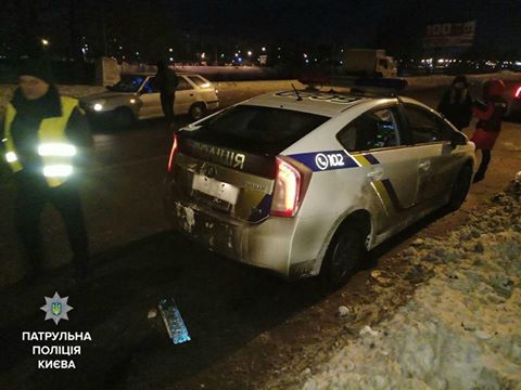 Чоловік відірвав державний номерний знак з патрульного авто Toyota Prius