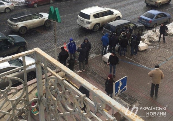 Неизвестные устроили потасовку у здания "Укринформа"