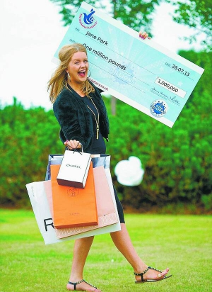 Джейн Парк тримає сувенірний чек на мільйон від лотереї ”Кемелот” чотири роки тому. Каже, зараз від виграшу майже нічого не залишилося