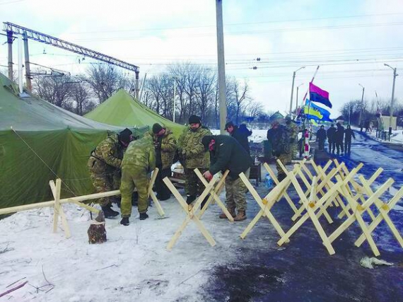 Учасники блокади будують спеціальні загородження. Їх ставлять на залізничні рейки, аби на окуповану територію Донбасу не їхали потяги з товарами