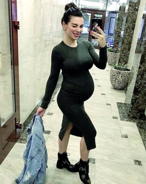 Співачка Анна Сєдокова фотографує себе на останніх місяцях вагітності. Дитину носить від молодшого на дев’ять років чоловіка
