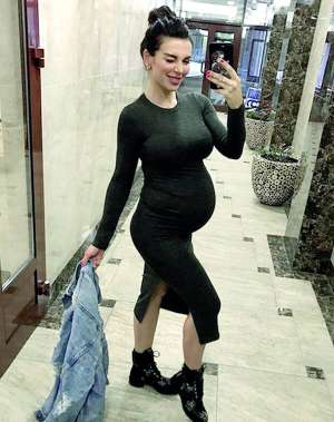 Співачка Анна Сєдокова фотографує себе на останніх місяцях вагітності. Дитину носить від молодшого на дев’ять років чоловіка