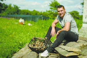 Дмитро Бутенко показує равликів, яких вирощує на власній фермі у Вінницькій області.  Їх купують супермаркети, ресторани. Кілограм у магазині коштує 1050–1200 гривень