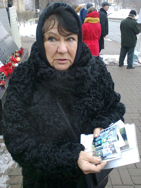 71-річна Тетяна Степанівна Абалмасова показує фото свого загиблого в АТО сина Андрія. Чоловік за фахом фельдшер і з перших днів рятував поранених майданівців.