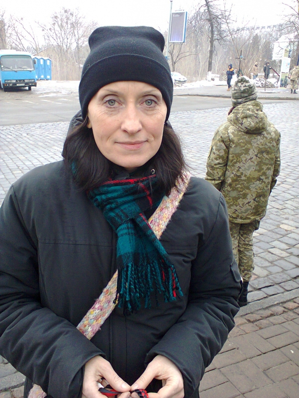 42-летняя Елена Окша приехала утром из Славянска. Женщина держит в руках браслет с националистической символикой.
