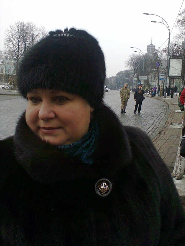 50-річна Зоя Сиверчук на алею Героїв Небесної Сотні приходить частіше, ніж на кладовище. Її чоловік помер, так і не вийшовши з коми. 18 лютого по ньому стріляв снайпер.