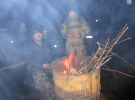 Дежурный только что подбросил в бочку новую партию веток