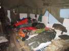 Блокадники сплять у палатках на дерев'яних піддонах і не роздягаються.