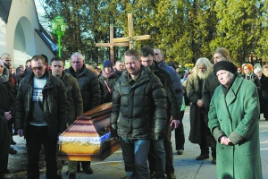 Труну з іконописцем Петром Скопом несуть до машини біля церкви Параскеви П’ятниці у Львові