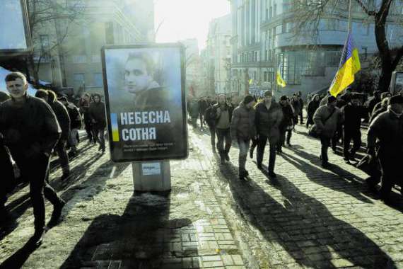 Учасники ходи за блокаду торгівлі з окупованим Донбасом підіймаються по вулиці Ольгинській до Адміністрації президента. За десять кроків – місце загибелі Небесної сотні