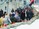 Люди вшановують пам’ять Героїв Небесної сотні на вулиці Інститутській у Києві, 18 лютого.  За порядком у місті стежили 6,5 тисячі поліцейських і нацгвардійців