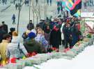 Люди вшановують пам’ять Героїв Небесної сотні на вулиці Інститутській у Києві, 18 лютого.  За порядком у місті стежили 6,5 тисячі поліцейських і нацгвардійців