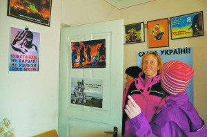 Люди прийшли на виставку плакатів Майдану. Столичний Музей плаката зібрав п’ять тисяч робіт, присвячених Революції гідності та АТО