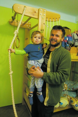 Письменник Артем Чапай тримає у дитячій кімнаті свого молодшого сина, 2-річного Омеляна. Дітям забороняє дивитися мультики вдень