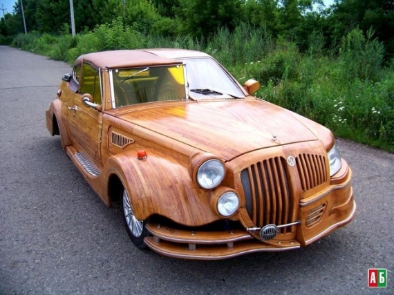 Черновчанин сделал автомобиль из дуба