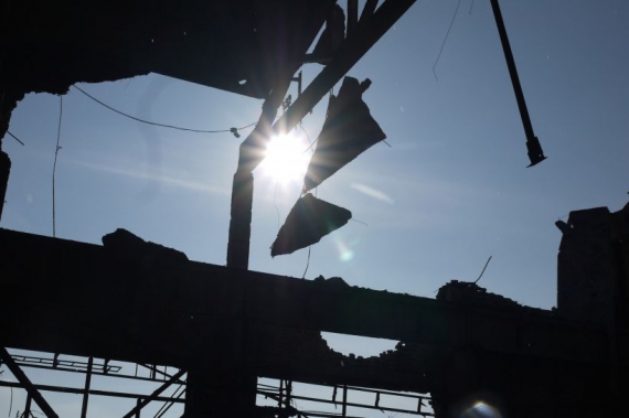 В дырку от снаряда на позиции украинских бойцов заглядывает солнце.