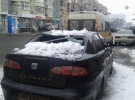 Автомобиль, на который упала глыба снега