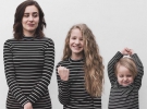 Мать с дочерьми позируют в одинаковой одежде