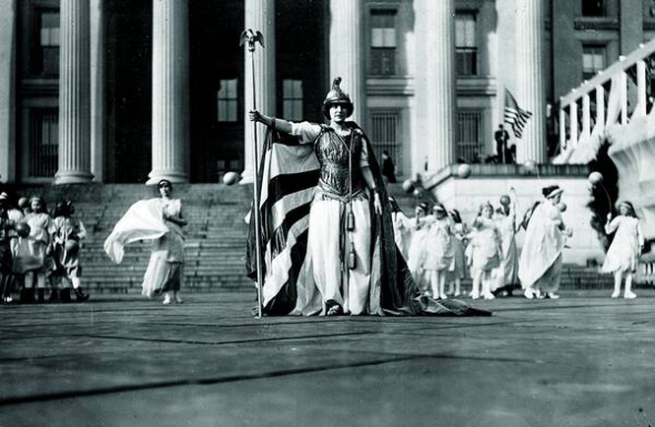 3 березня 1913 року, маніфестація біля будинку казначейства у Вашингтоні за надання жінкам виборчого права. В центрі – німецька актриса Гедвіґа Райхер (1884–1971) у костюмі Колумбії, одного з символів США. На той час жінки мали право голосувати лише в чотирьох штатах. 1920 року внесено поправку до Конституції, що забороняла дискримінацію на виборах за статевою ознакою