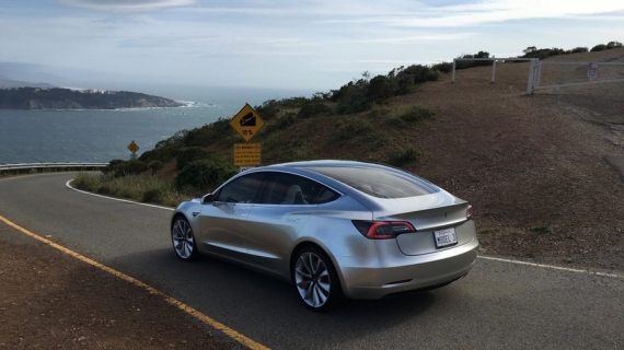 Tesla Model 3: сзади