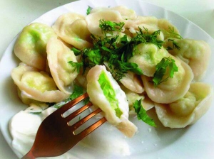 Вареники у піст не заправляють сметаною. Посипають зеленню, смаженою цибулею або поливають олією з часником