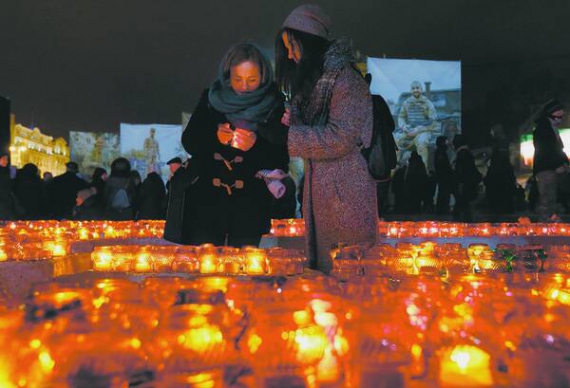 Жінки запалюють свічки на майдані Незалежності в Києві. У ці дні в Україні відзначають третю річницю Революції гідності. Сотні людей у центрі столиці вшанували пам’ять Героїв Небесної сотні. 20 лютого 2017 року