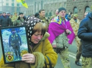 Жінка тримає портрет сина, який загинув під Дебальцевим на Донеччині. 18 лютого минуло два роки, як українські війська залишили місто. У боях загинули 136 бійців, понад 300 отримали поранення
