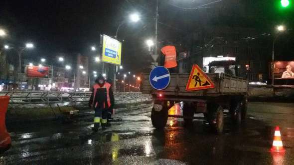 Працівники Київавтодору латають дорогу на пл. Севастопольській