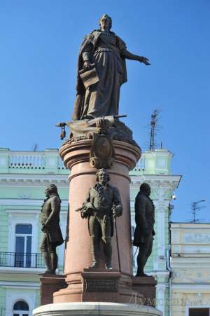 Памятник основателям Одессы — Екатерине II и ее сподвижникам Иосифу де Рибасу, Францу де Волану, Григорию Потемкину и Платону Зубову. Расположен на Екатерининской площади в Одессе