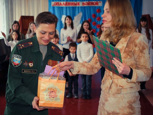 Колишня міліціянтка, а нині полковник терористів Ольга Качура приймає подарунки і привітання