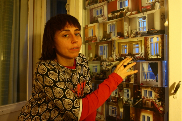 Фотографії вікон Жанна Кадирова надрукувала на 6-сантиметрових кубиках із оргскла. 