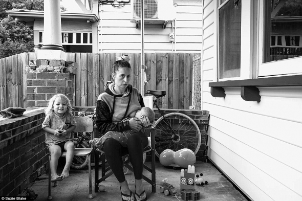 Автопортрет Сьюзі Блейк, яка годує грудьми свою другу дитину, 8-місячного сина Хав'єра 