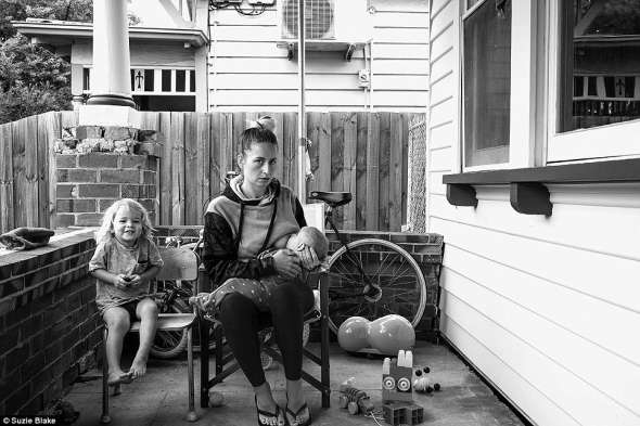 Автопортрет Сьюзи Блейк, кормящей своего второго ребёнка, 8-месячного сына Хавьера