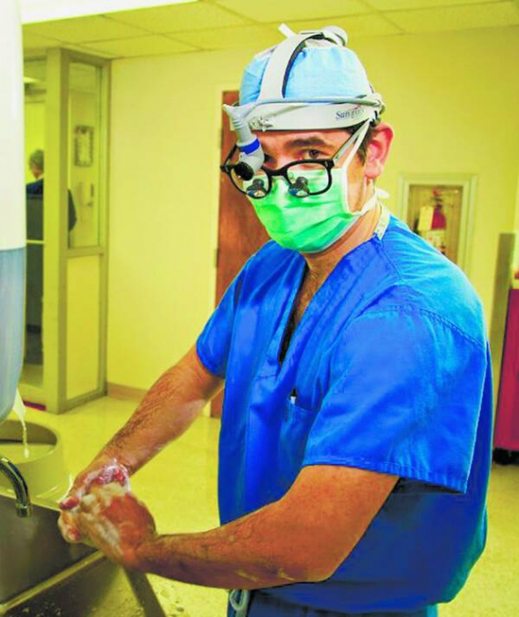Сергій Нестеренко з Дніпра готується до операції. Десять років працює хірургом у Сполучених Штатах Америки