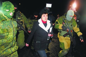 Народний депутат Надія Савченко в супроводі бойовиків іде в колонії в окупованій Макіївці на Донеччині 24 лютого. Там зустрічалася з українськими військовополоненими